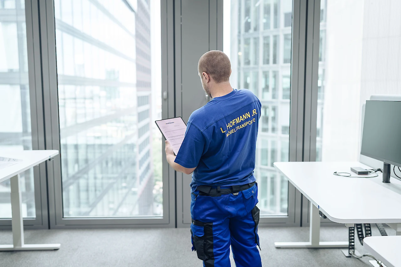 Ein Hofmann Mitarbeiter überprüft Dokumente während des Umzugs in einem Büro.