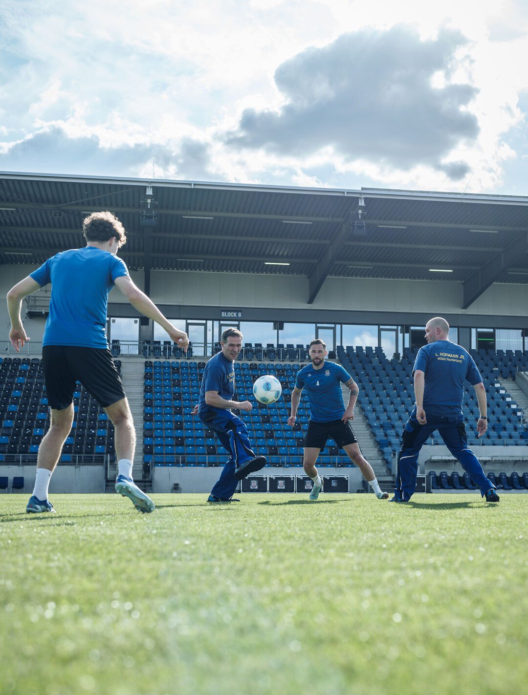 Das Team spielt zusammen Fußball, zeigt Teamgeist.