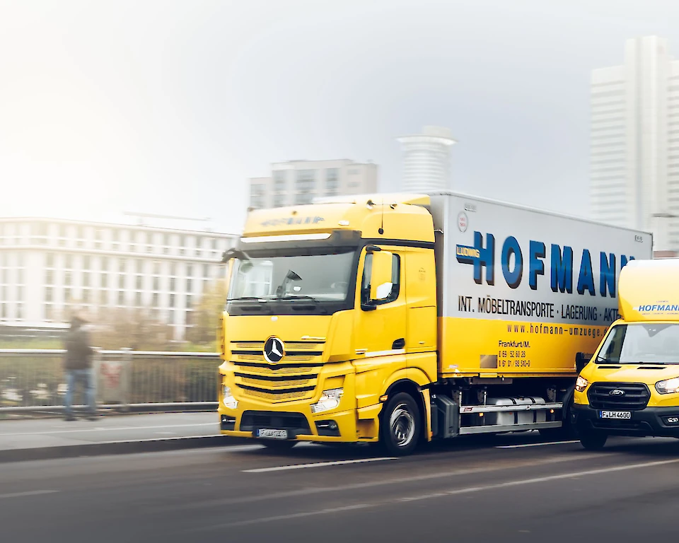 Hofmann-Transporter fahren nebeneinander auf der Straße.